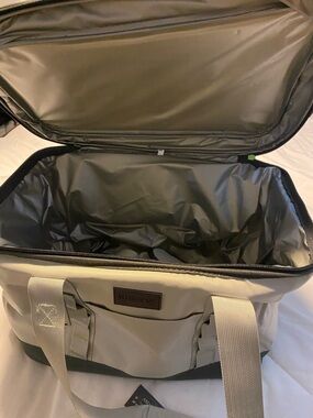 NWT Off White Soft-Sided Men’s Cooler Bag